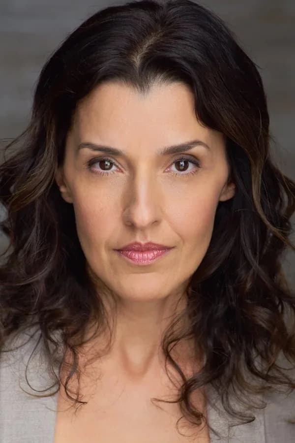 Naz Deravian 사진
