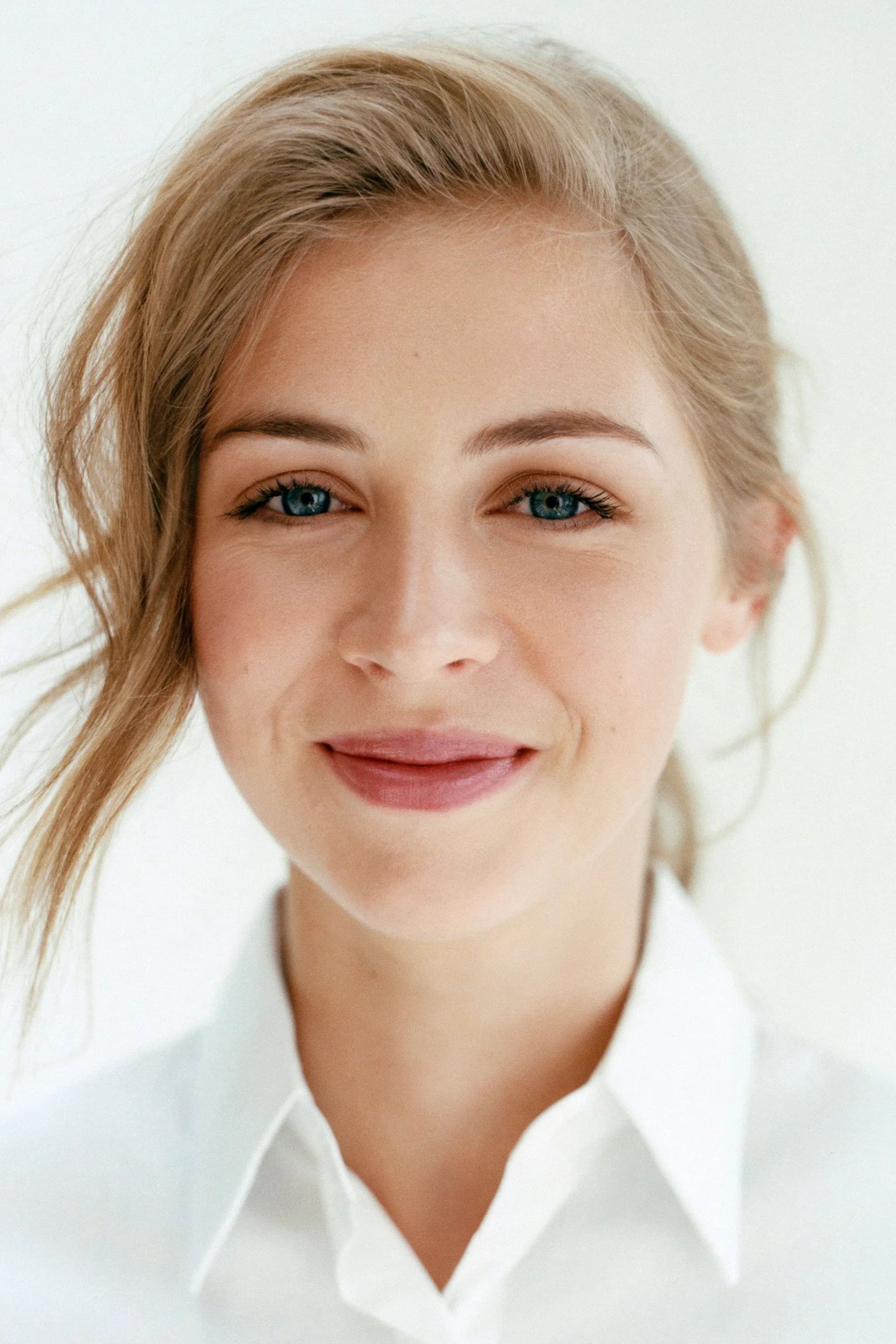 Hermione Corfield की तस्वीर