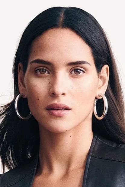 Foto di Adria Arjona