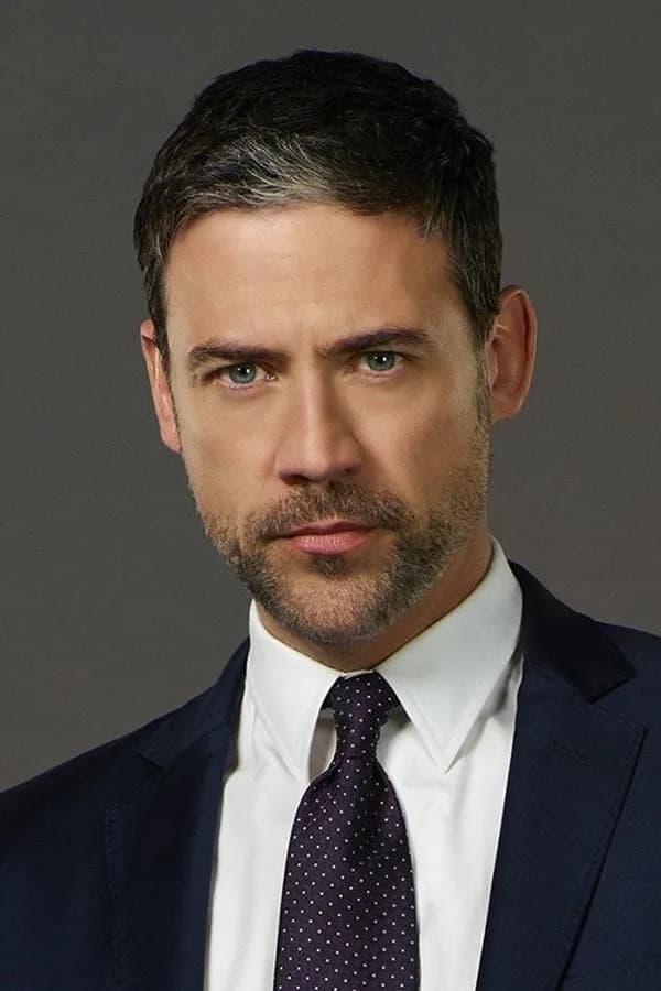 Adam Rayner fotoğrafı