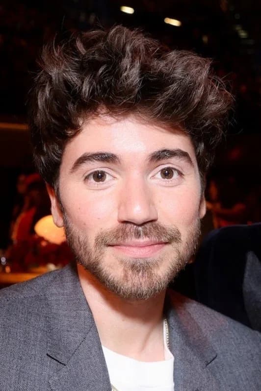Noah Galvin 사진