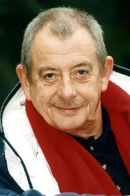 Derek Fowlds fotoğrafı