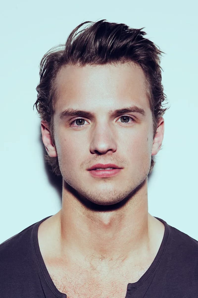 Freddie Stroma 사진