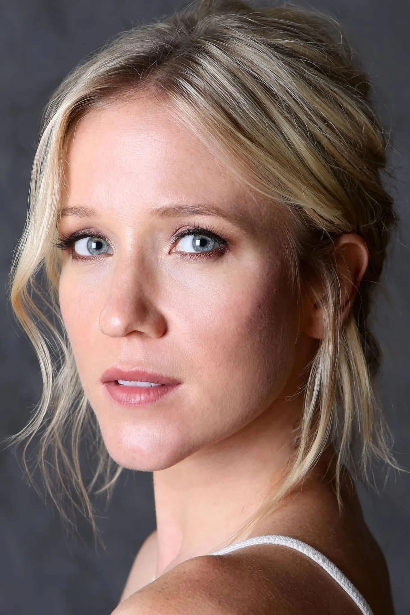 Jessy Schram fotoğrafı