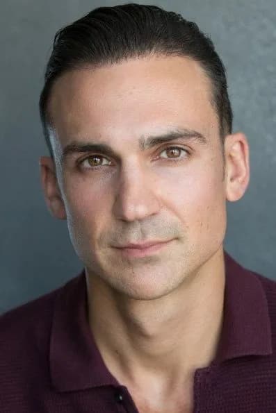 Henry Lloyd-Hughes की तस्वीर