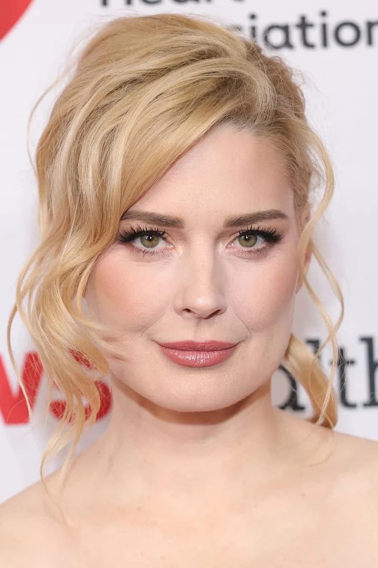 Alexandra Breckenridge की तस्वीर
