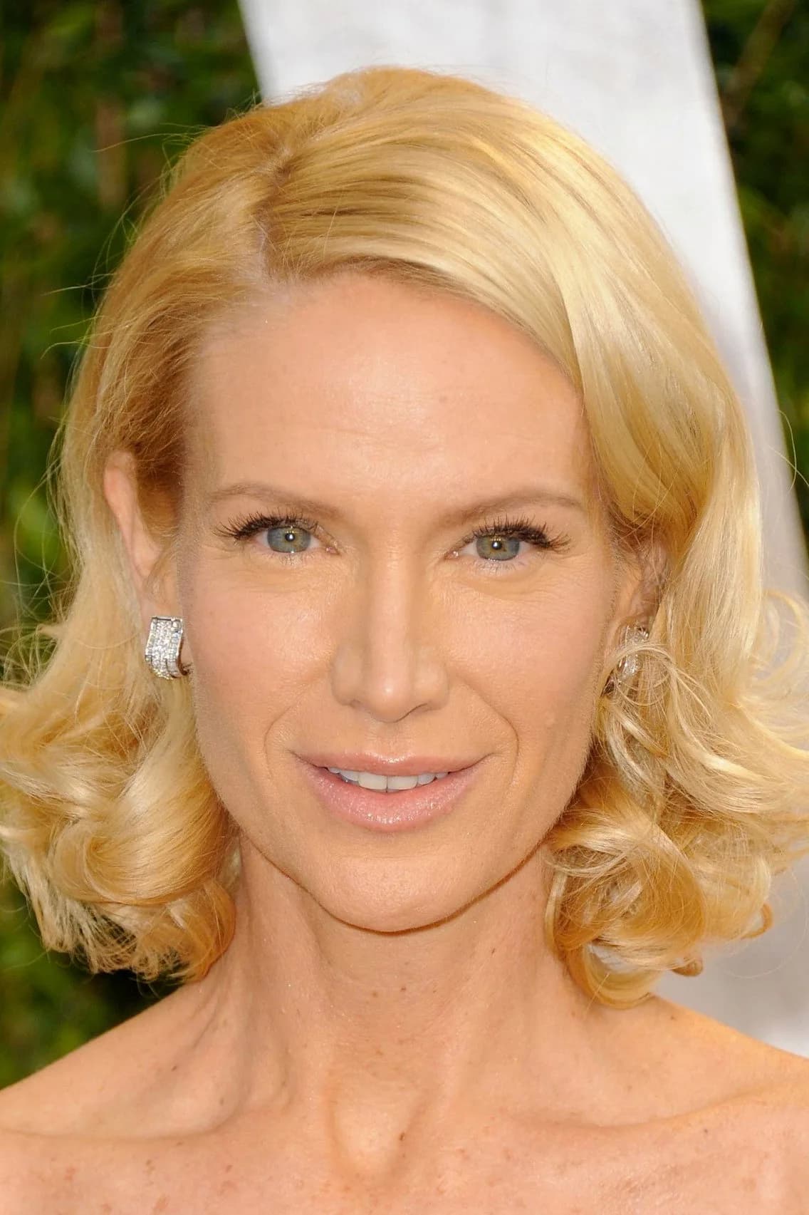 Kelly Lynch photo