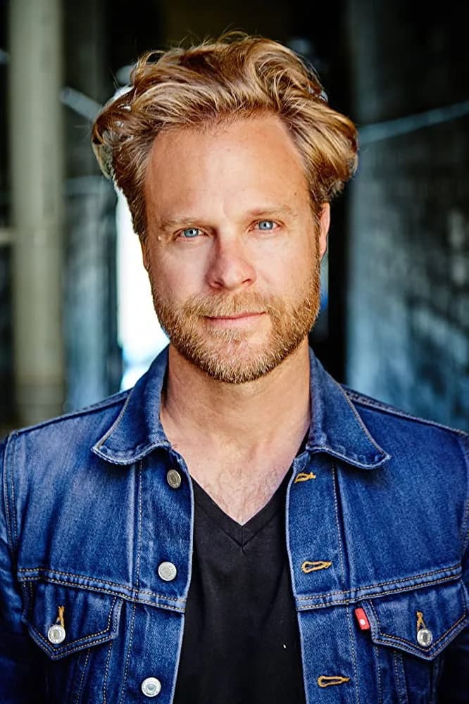 Julian Garner 사진