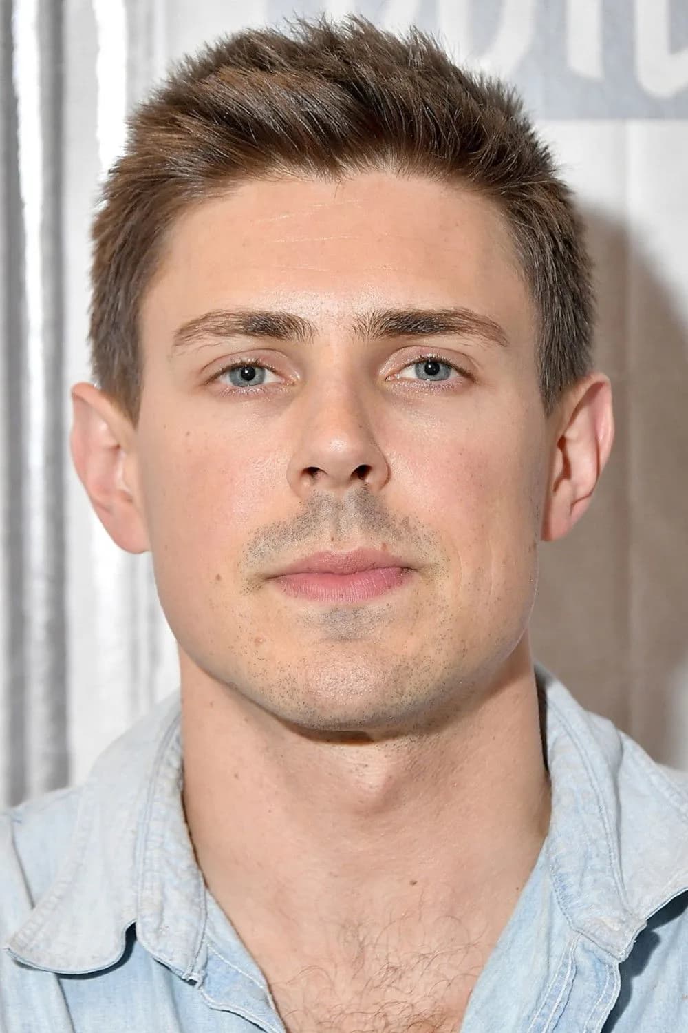 Chris Lowell की तस्वीर