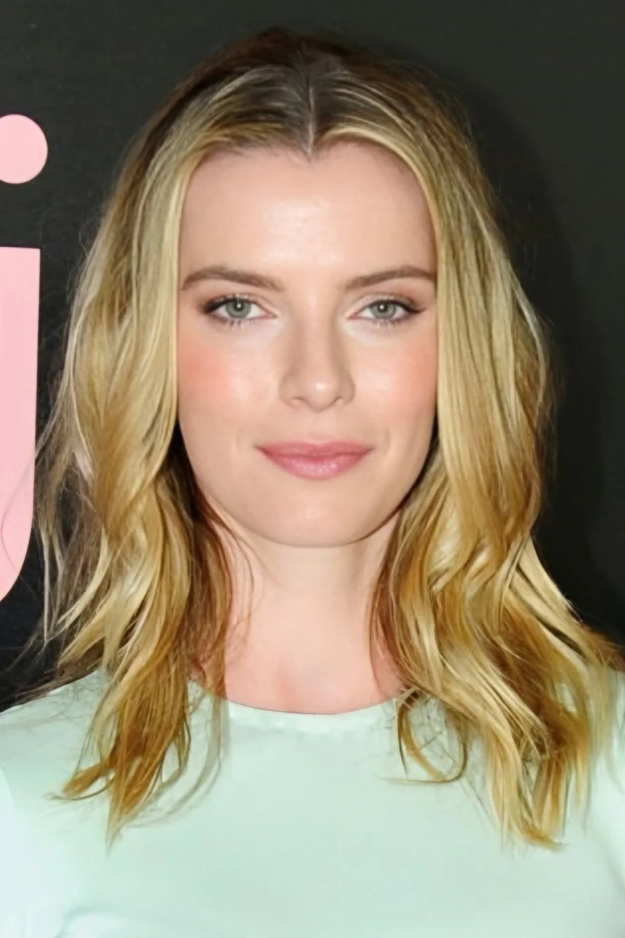 Betty Gilpin photo