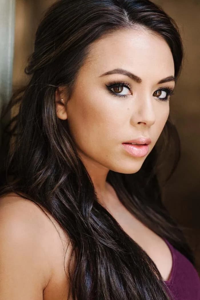 Janel Parrish की प्रोफ़ाइल