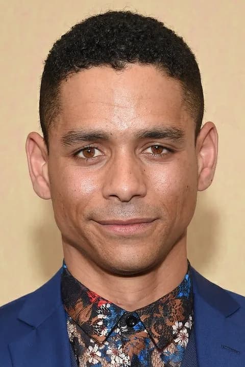 Charlie Barnett 사진