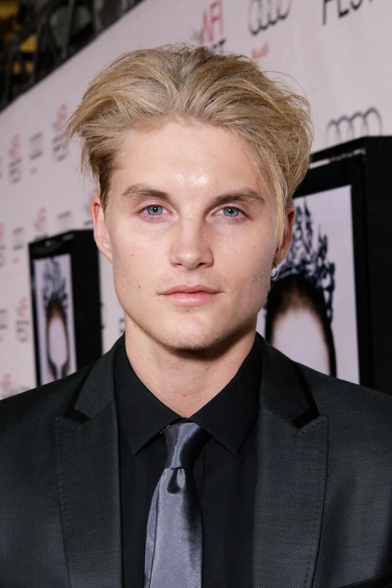 Toby Hemingway 사진