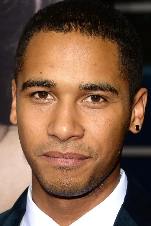 Photo of Elliot Knight