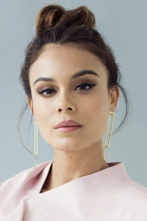 Photo of Nathalie Kelley