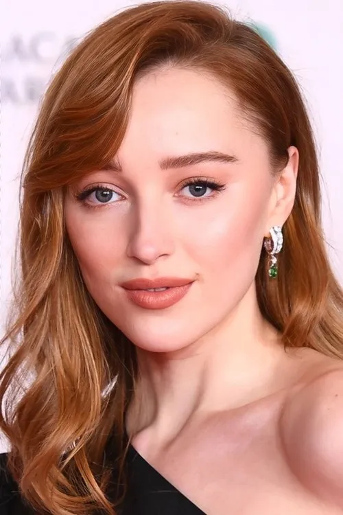 Photo of Phoebe Dynevor