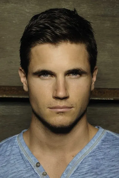 Profile photo of Robbie Amell