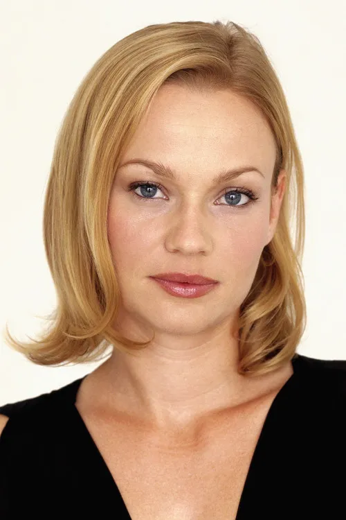 Photo of Samantha Mathis
