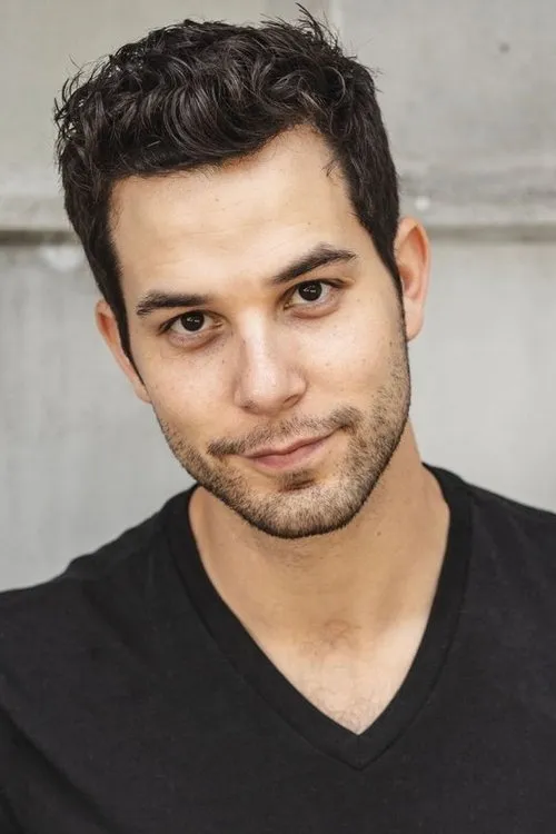 Photo of Skylar Astin